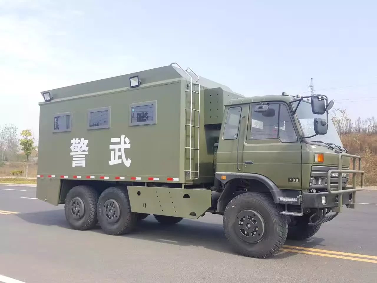 東風(fēng)六驅(qū)越野餐廚車的性能和用途簡介